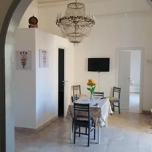 John Mary House , Aeroporto di Catania Fontana Rossa Italia